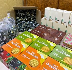 Kumpulan produk makanan dan parfum Belanja Saudi, termasuk biskuit dan teh khas Saudi