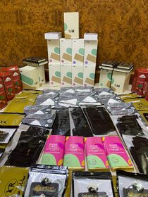Kumpulan produk Belanja Saudi: parfum, mushaf, dan cokelat khas Saudi