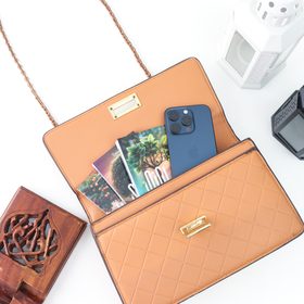 Kamus Saku Bahasa Arab Saluni dalam tas, bersama ponsel