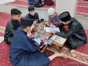 Santri berdiskusi dalam proses riset kosakata Kamus Saluni
