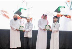 Seremoni penyerahan cinderamata pada acara Saudi University Expo 2025